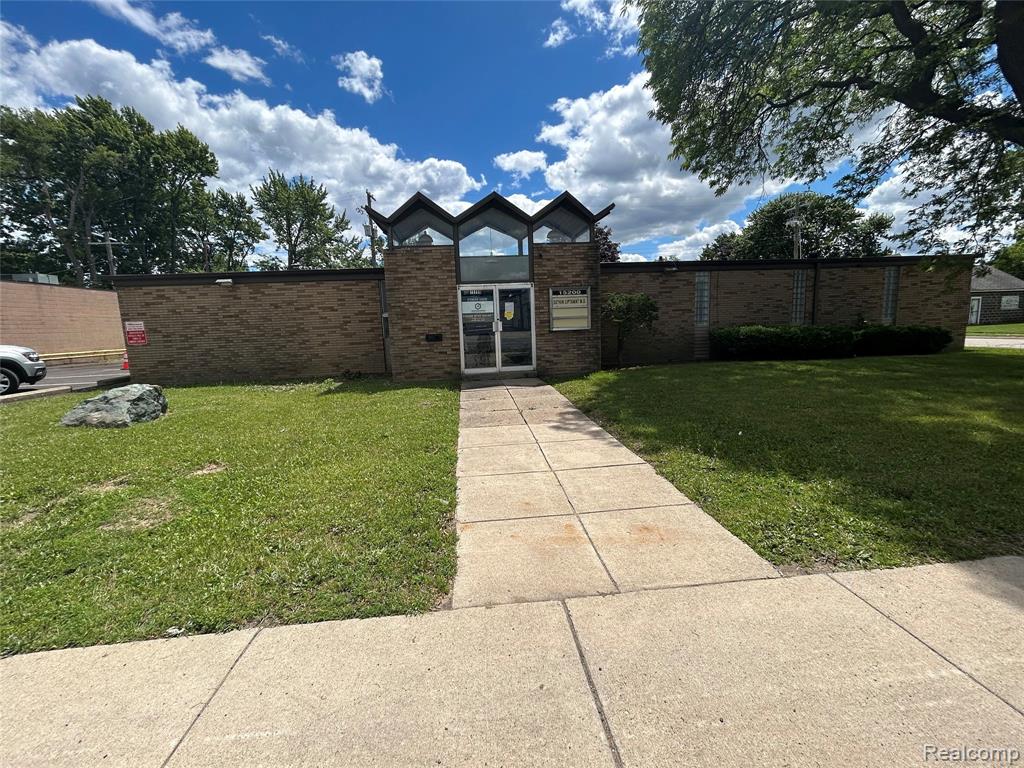 15200 E 10 Mile Road — photo
