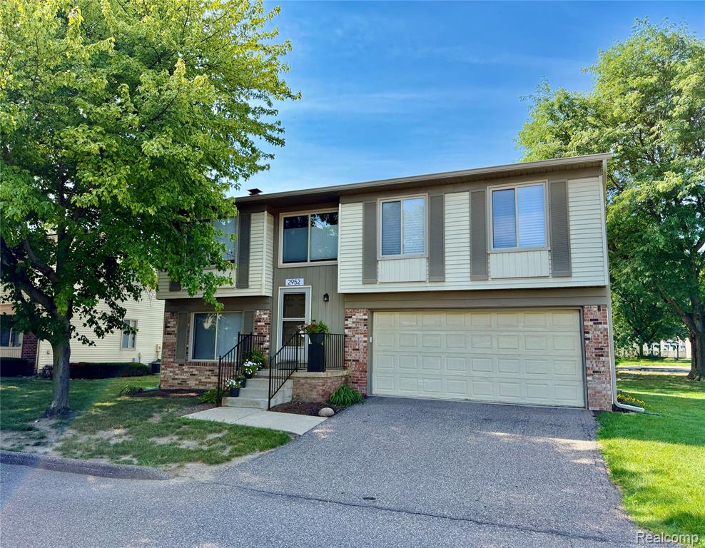 2952 Roundtree Drive — photo