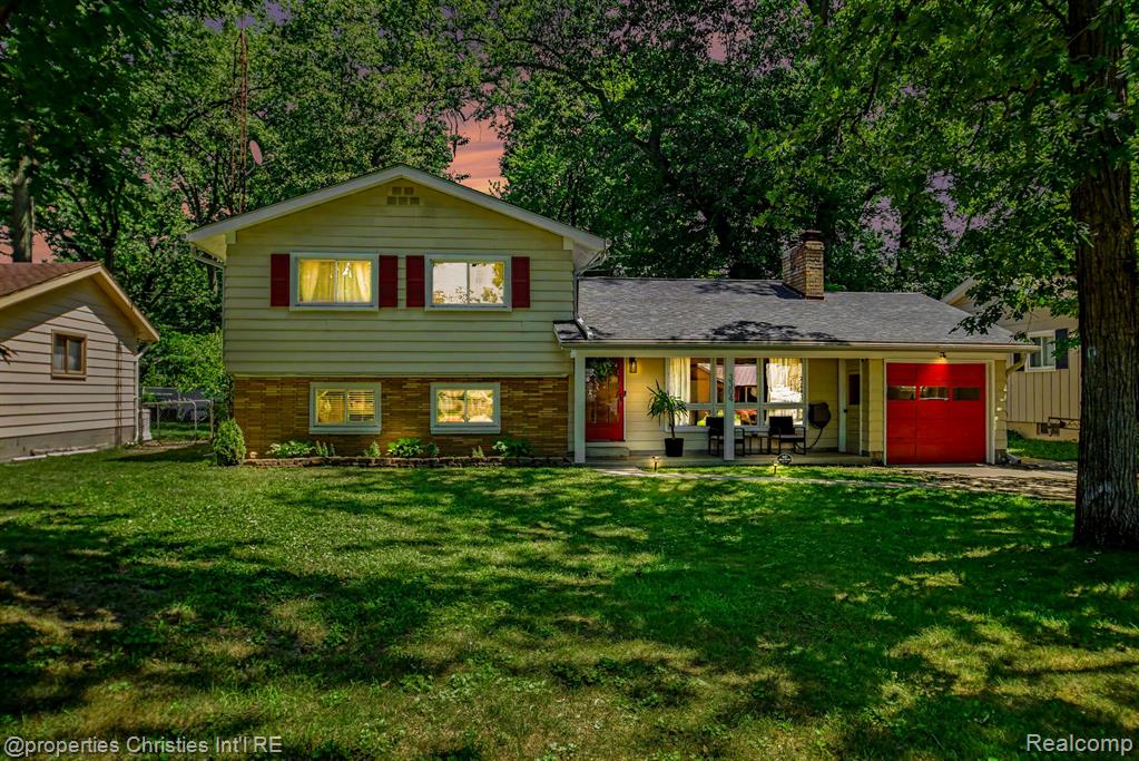 3304 Riverside Drive, Port Huron, MI 48060