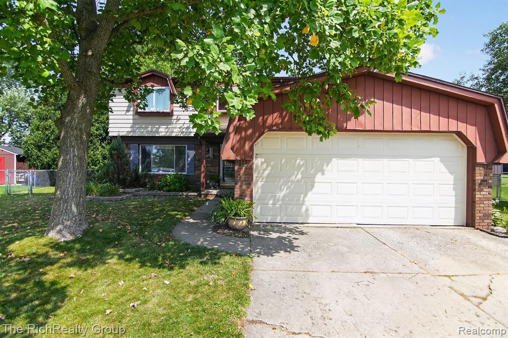 2313 Abbey Court — photo