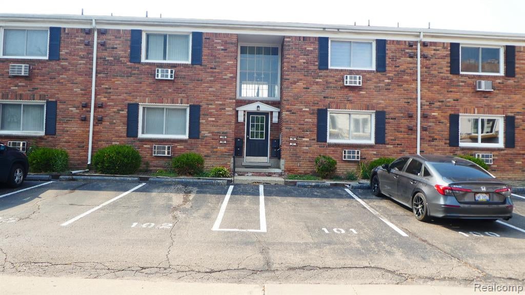 31831 Grand River Avenue 99 — photo