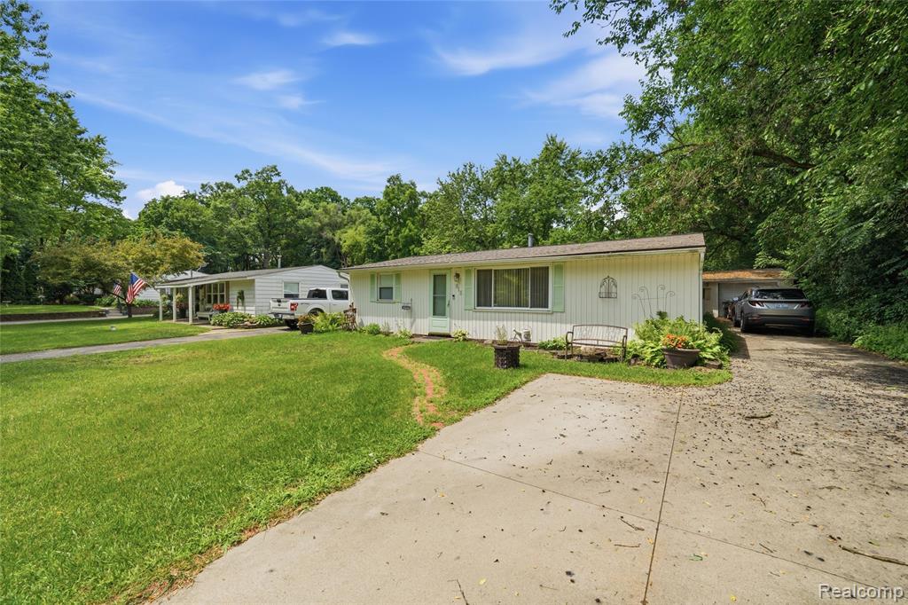918 Pine Tree Road — photo