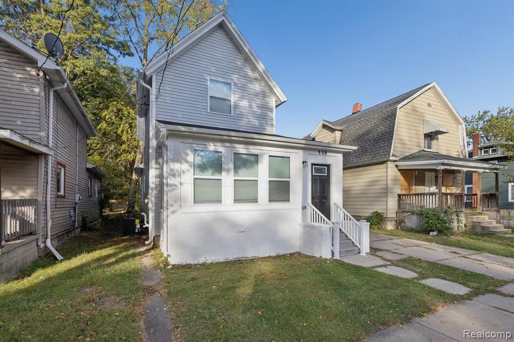 909 N Pine Street — photo