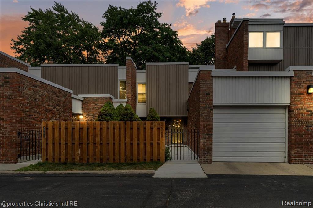 2063 Hyde Park — photo