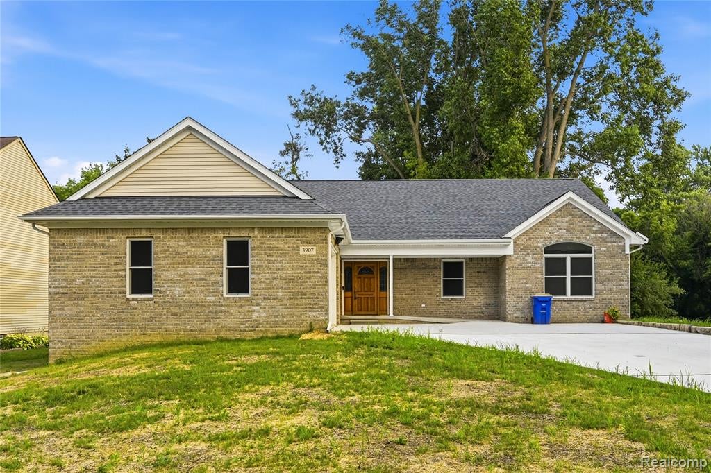 3907 Pontiac Lake Road — photo