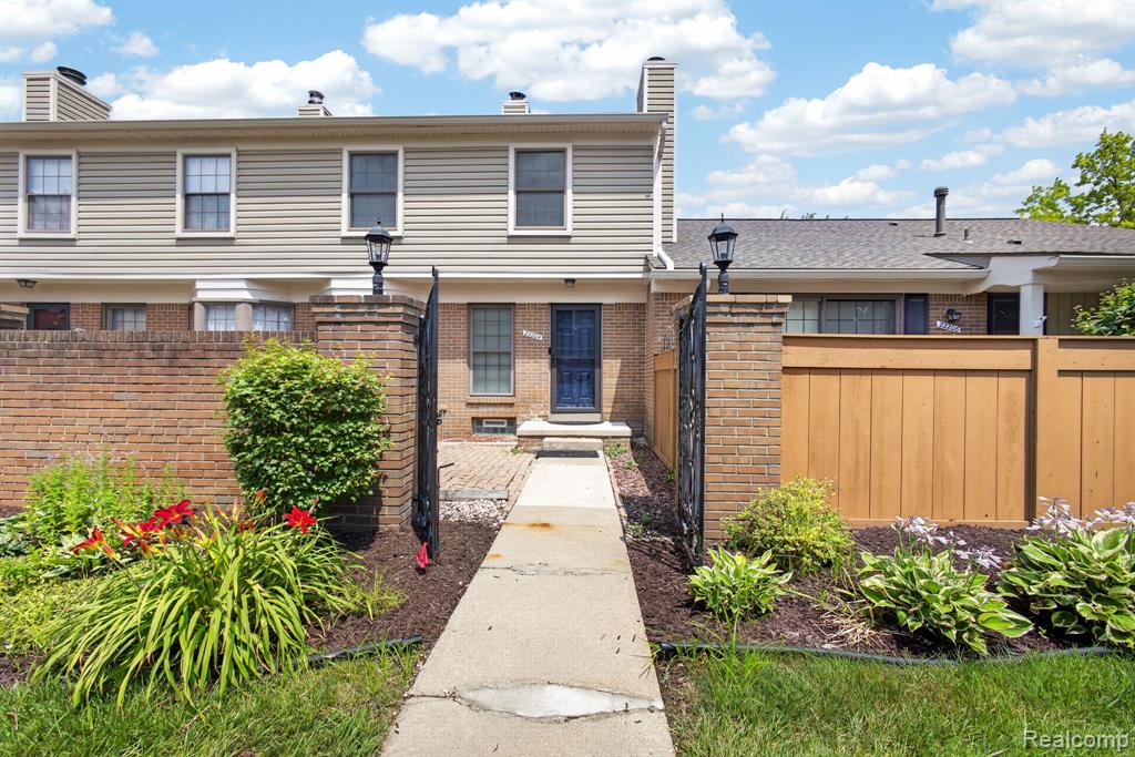 22204 Pondview — photo