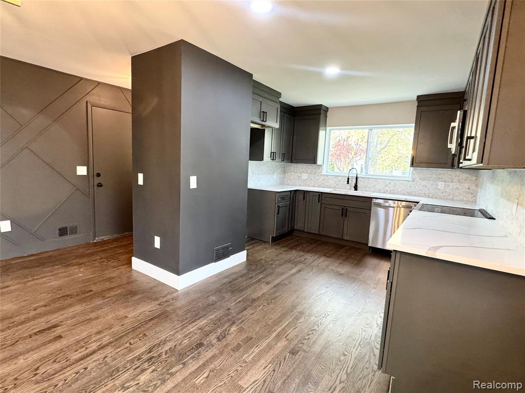 570 Hidden Ridge Drive, Troy, MI 48083 — photo 2