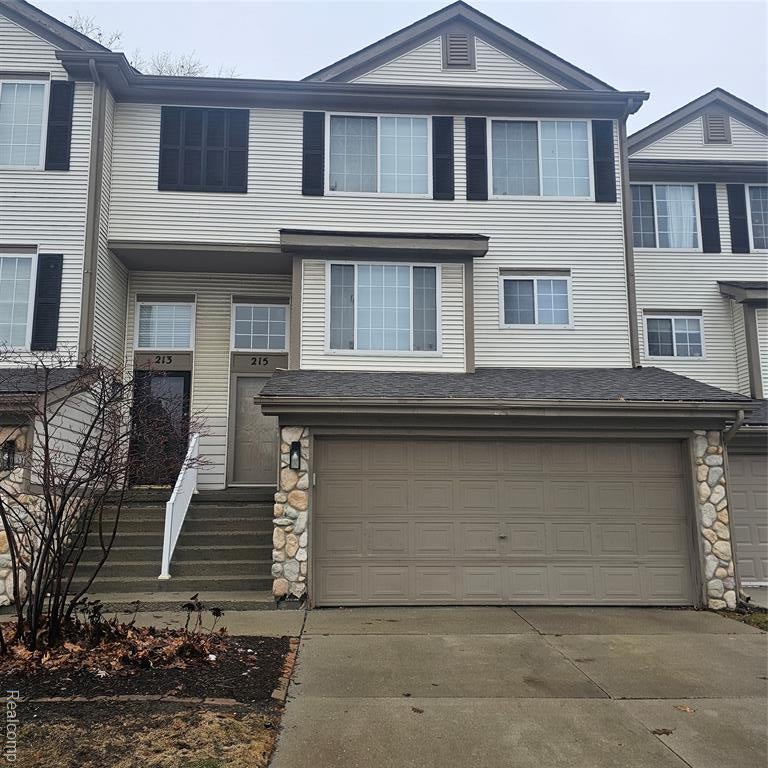 215 Oak Ridge Drive — photo