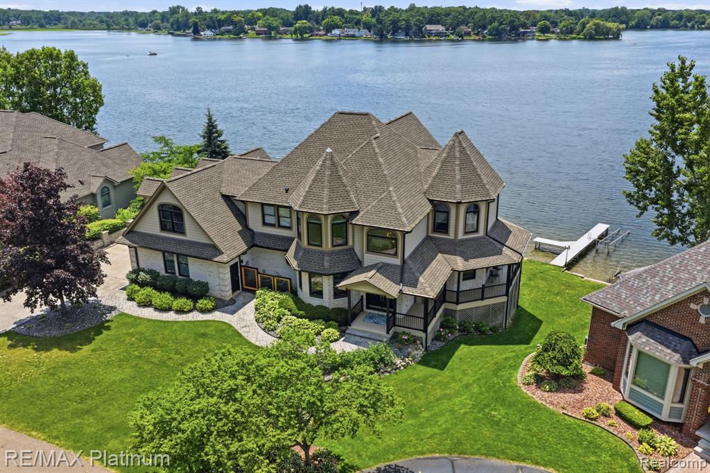 997 Thompson Shore Drive — photo