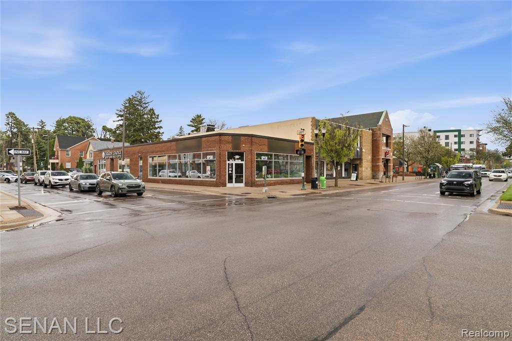 501 E Grand River Avenue — photo