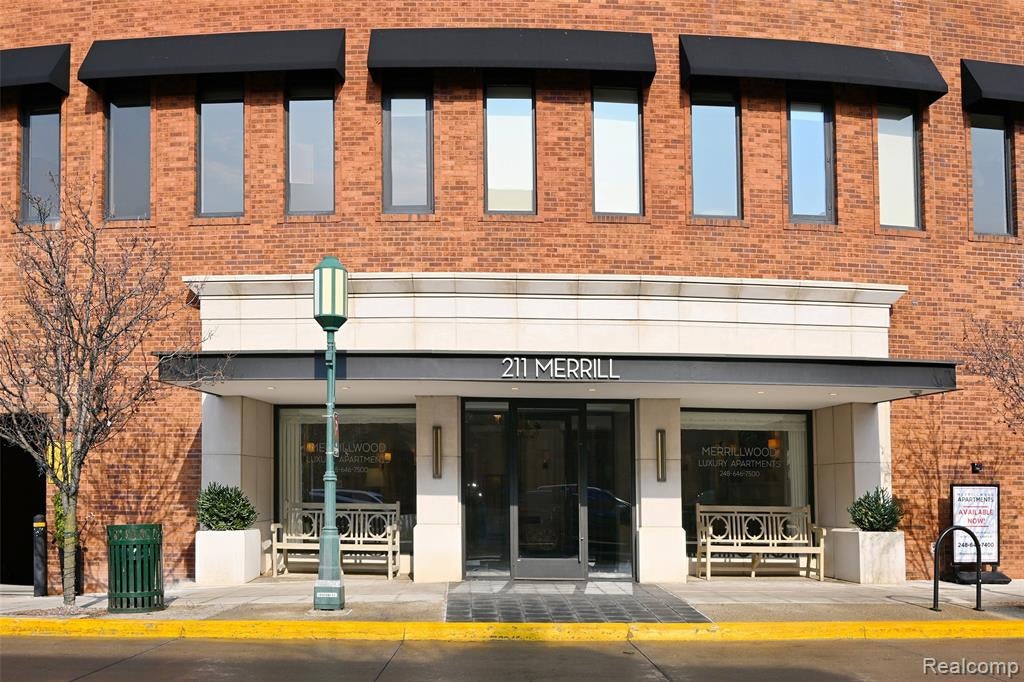 211 E Merrill Street 410 — photo