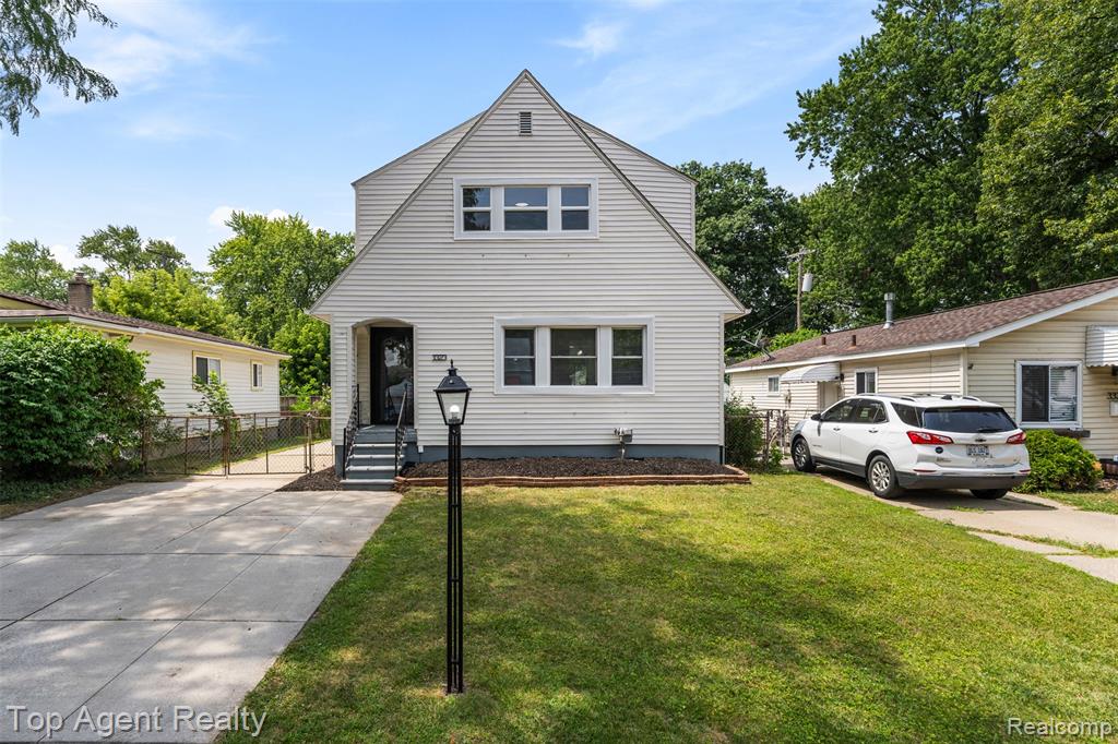 3323 Kenwood Street — photo