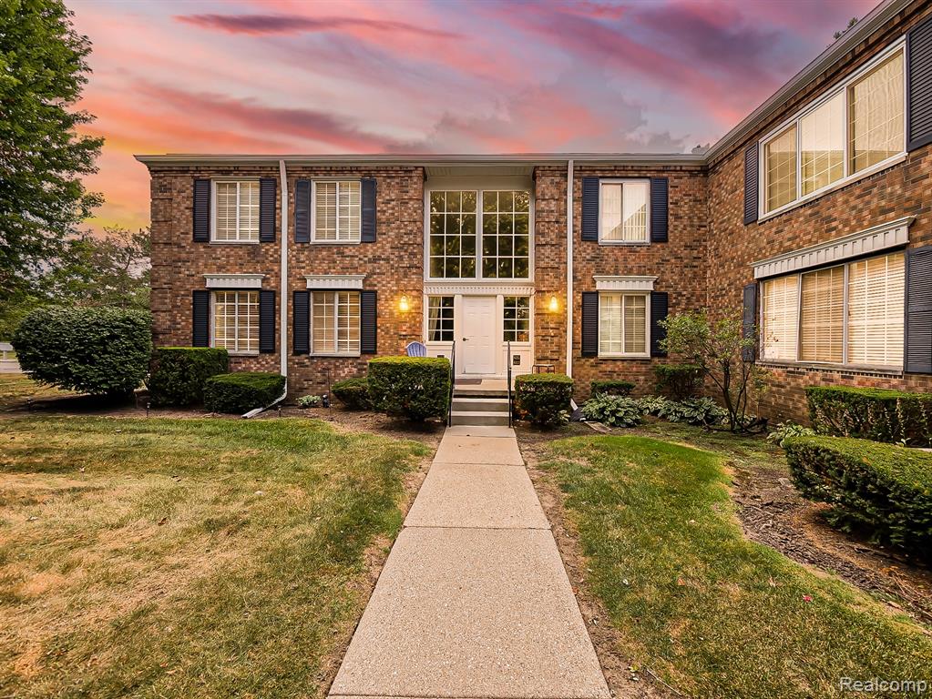 635 E Fox Hills Drive — photo
