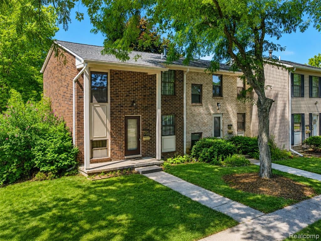 8358 Lakeview Court — photo