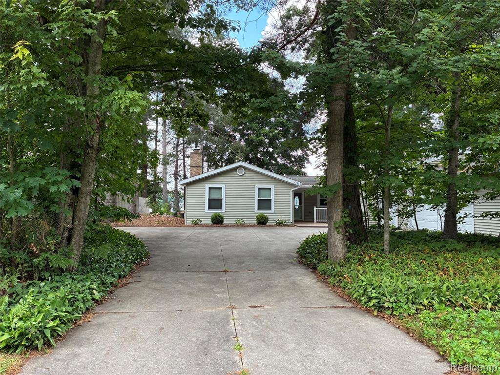 2737 N Lakeview Drive — photo