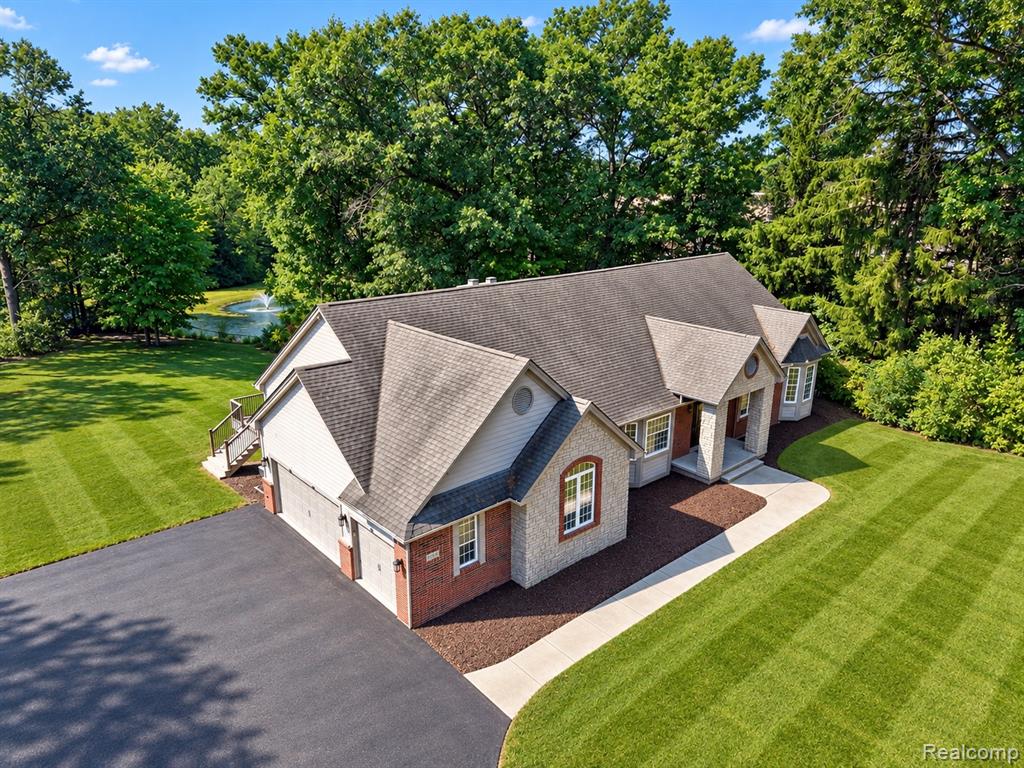 372 Hunters Ridge Drive, Ortonville, MI 48462 — photo 2