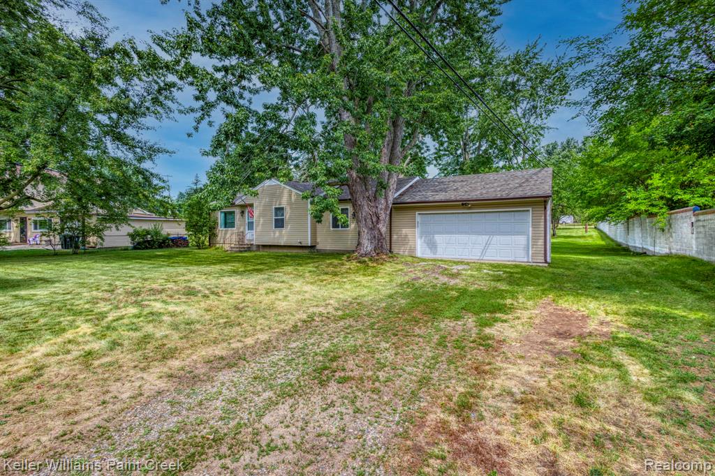 2244 Hammerslea Road — photo
