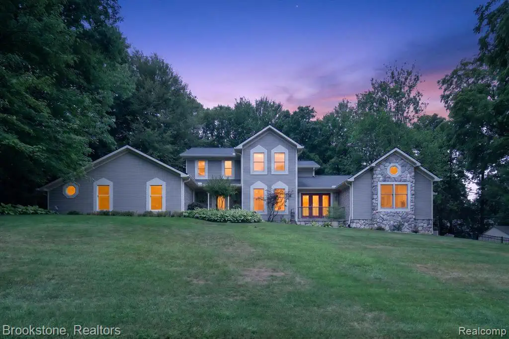 368 Contect 368 Bonnie Circle, Howell, MI 48843 | Realty.com