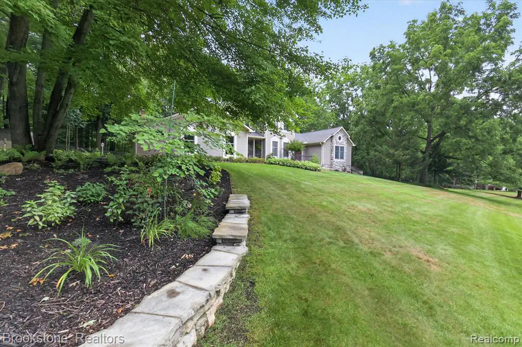 368 Contect 368 Bonnie Circle, Howell, MI 48843 | Realty.com