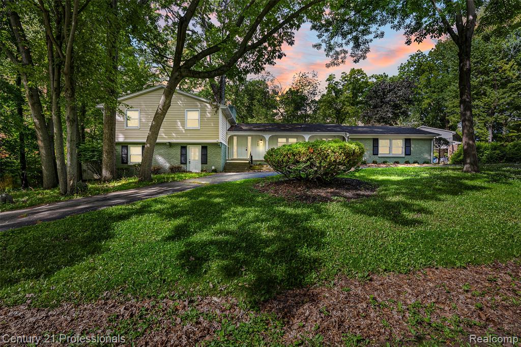745 Hawthorne Drive — photo