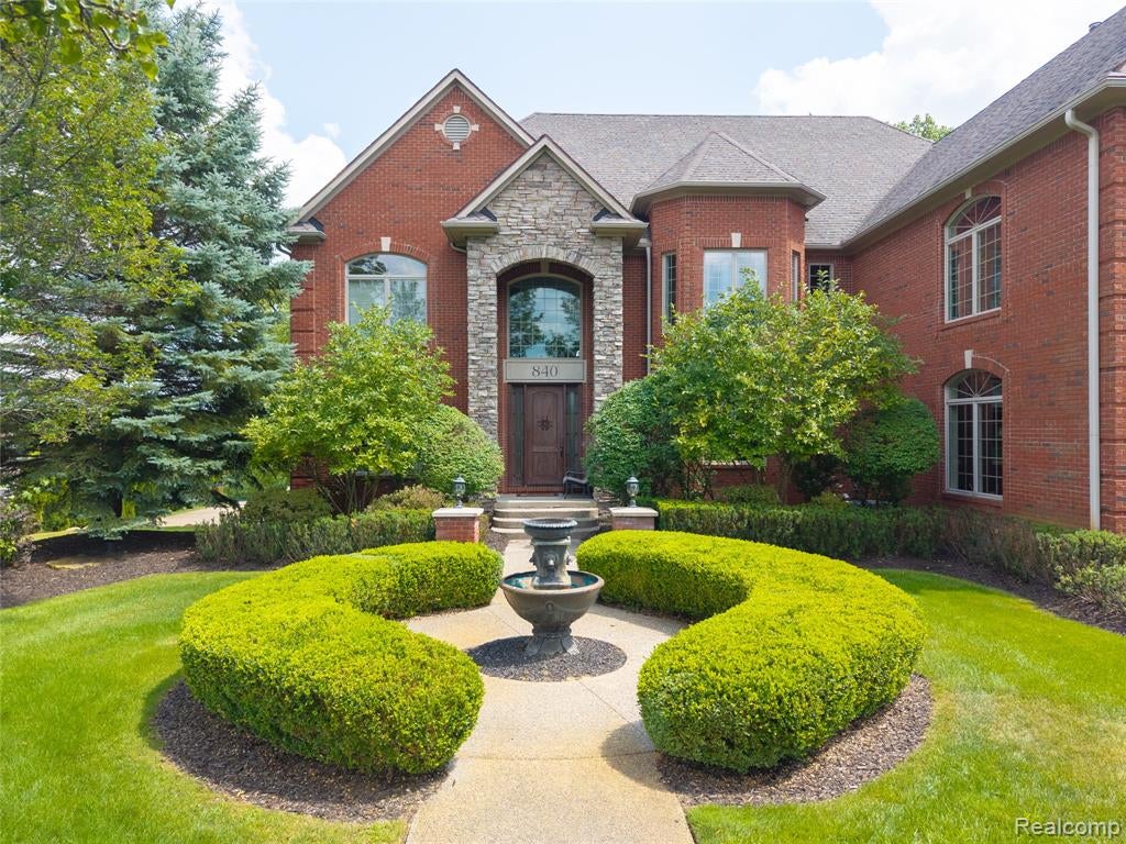 840 High View Court — photo