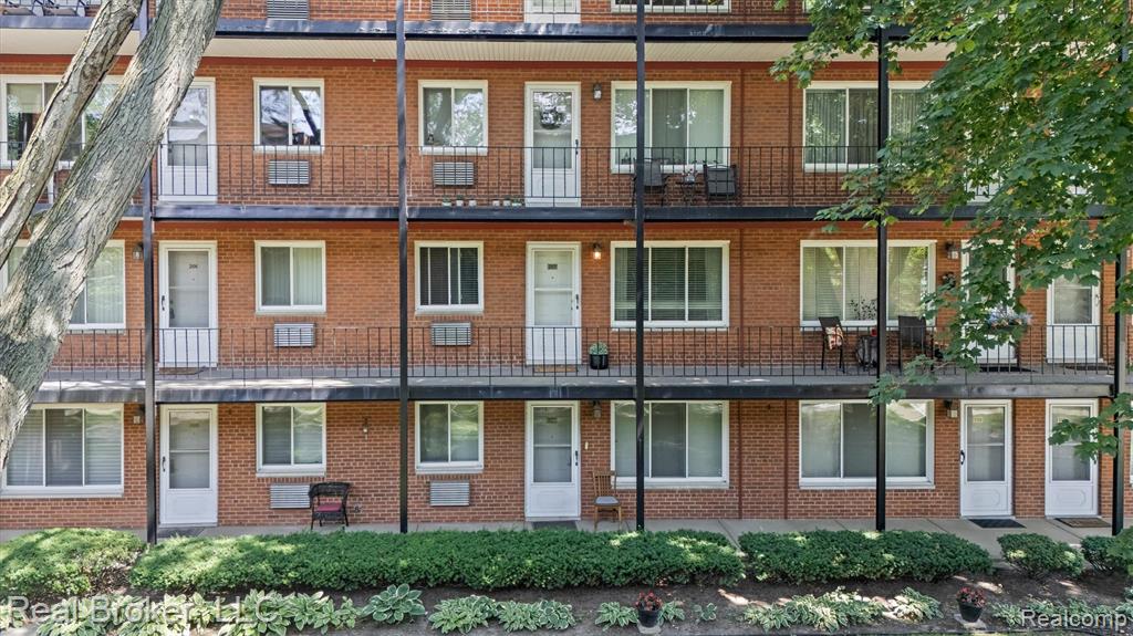 2915 W 13 Mile Road 207 — photo