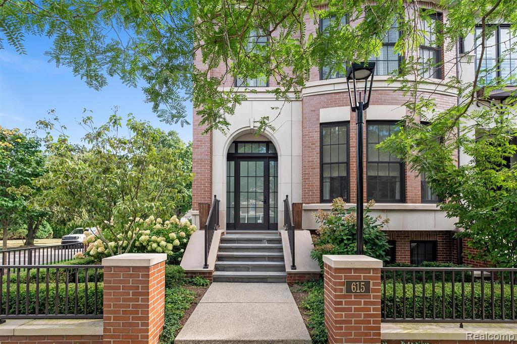 615 W Brown Street — photo