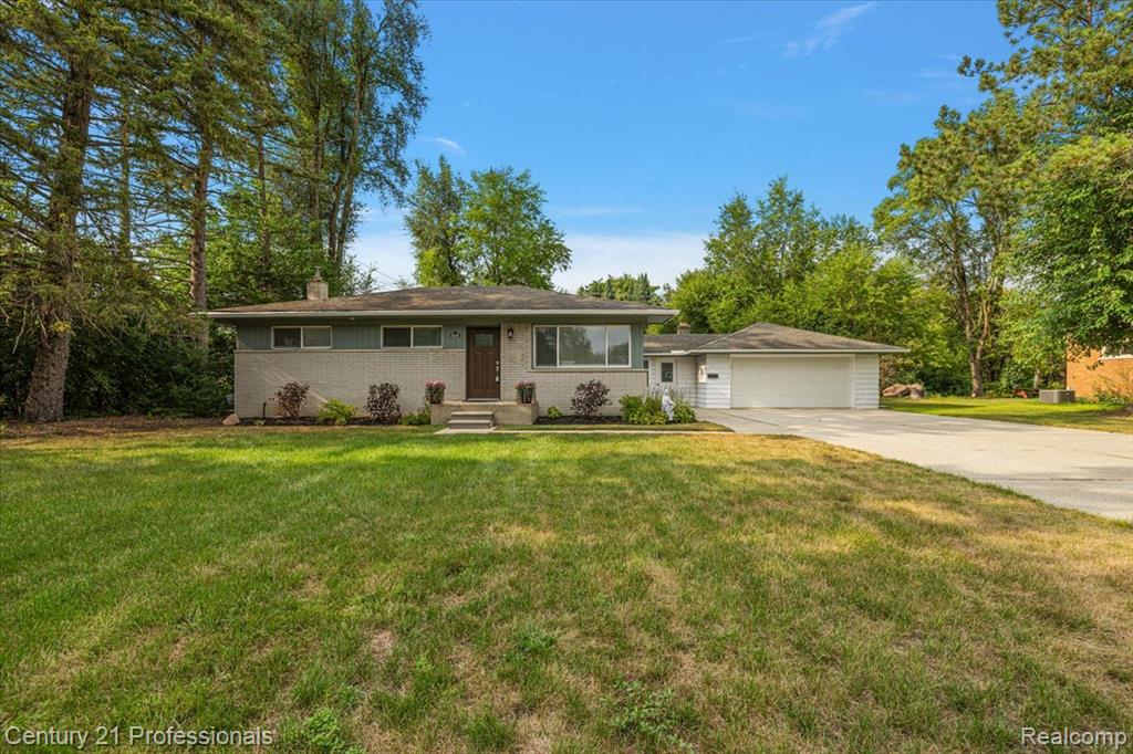 6676 Northview Drive — photo