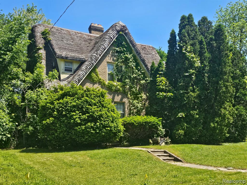 303 Ottawa Drive — photo