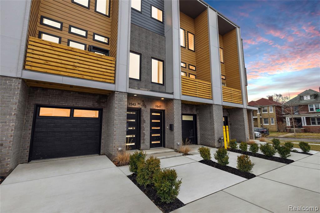 1703 Pallister 30 — photo