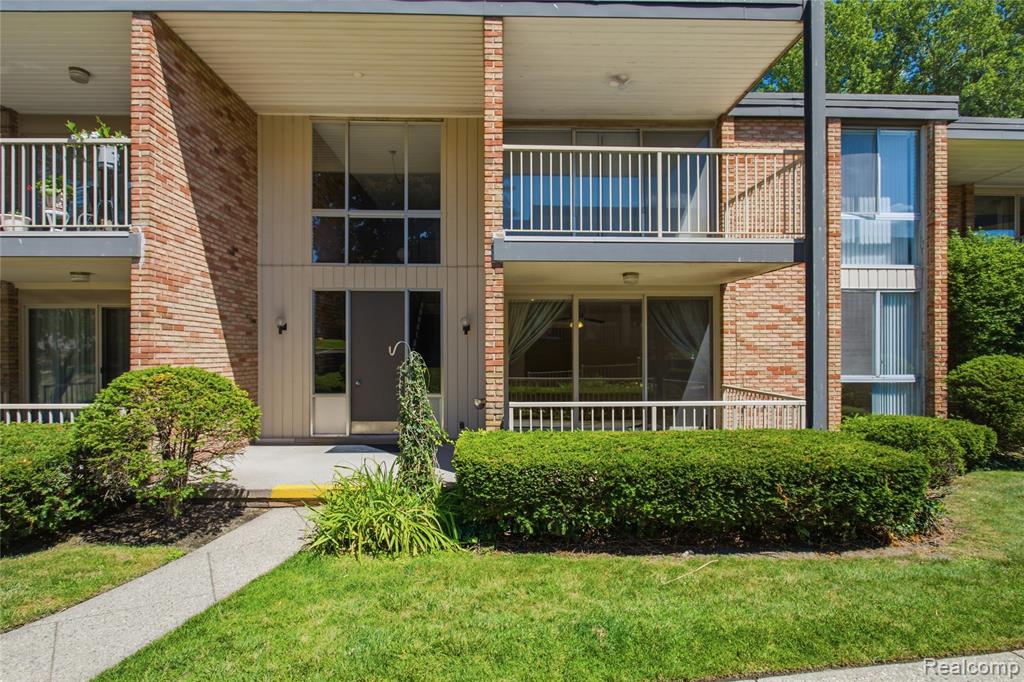 4041 W Maple Road E102 — photo