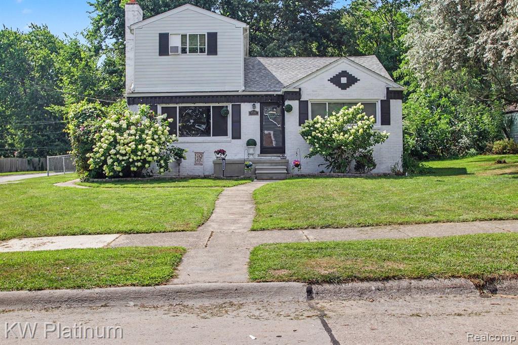 8586 Superior — photo