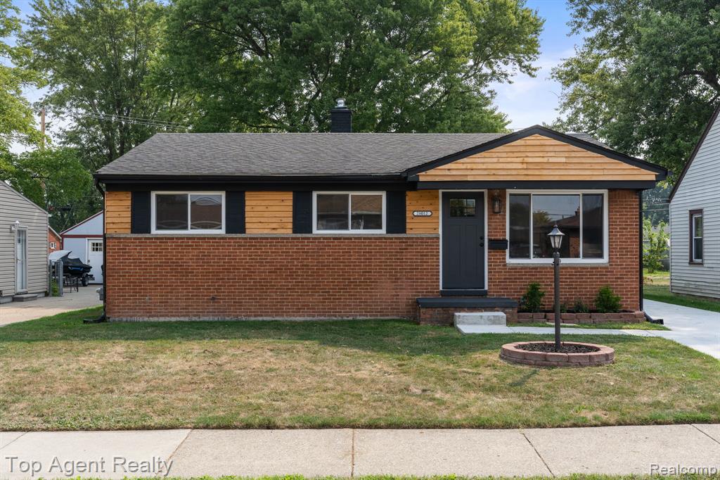28012 Gladstone Street — photo