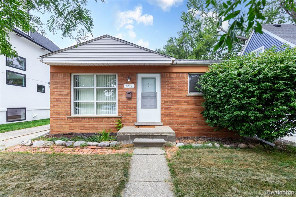 1377 Chapin Avenue — photo