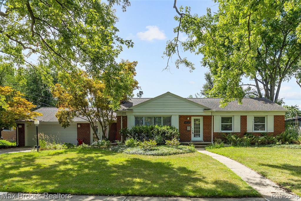 18135 Kinross Avenue — photo