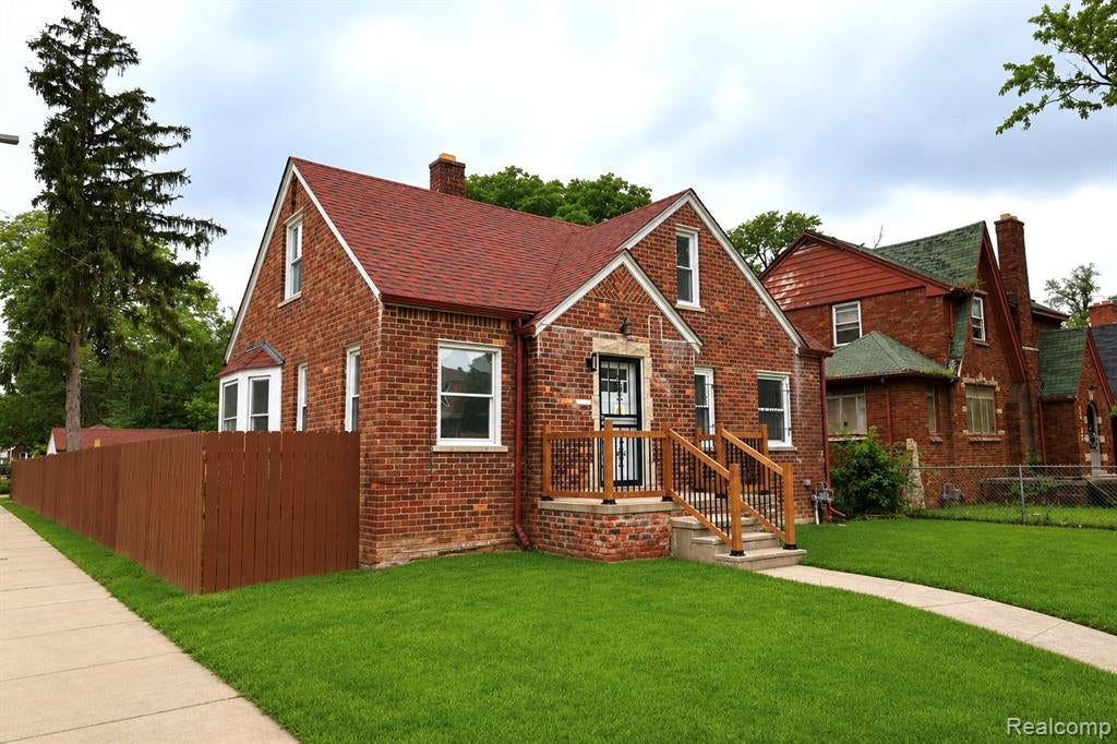 15405 Winthrop Street — photo