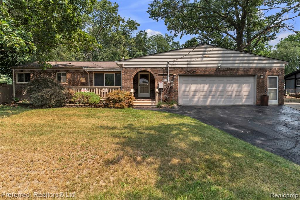 8822 Pontiac Lake Road — photo