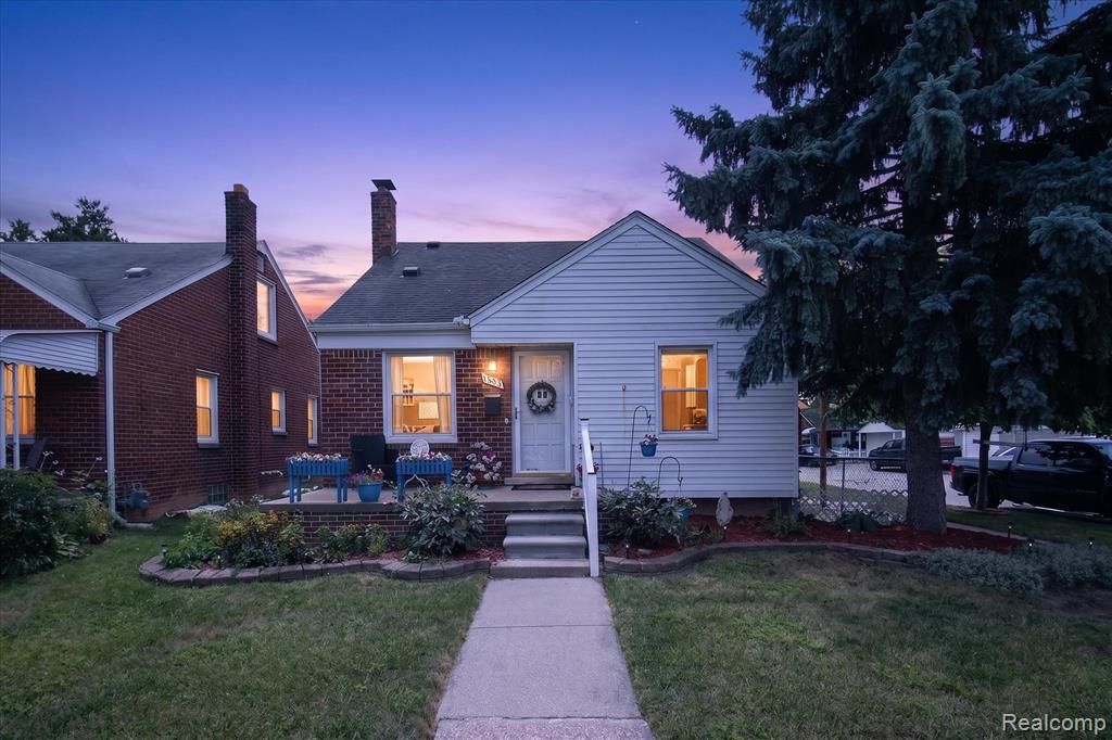 1693 Riverbank Street — photo