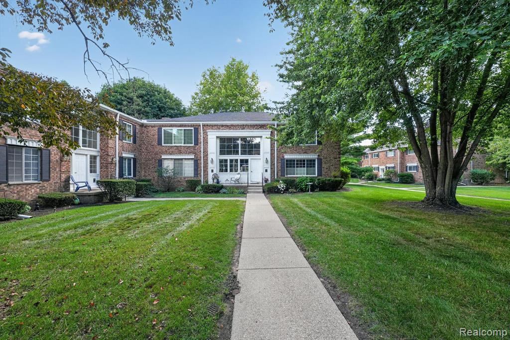 629 E Fox Hills Drive — photo