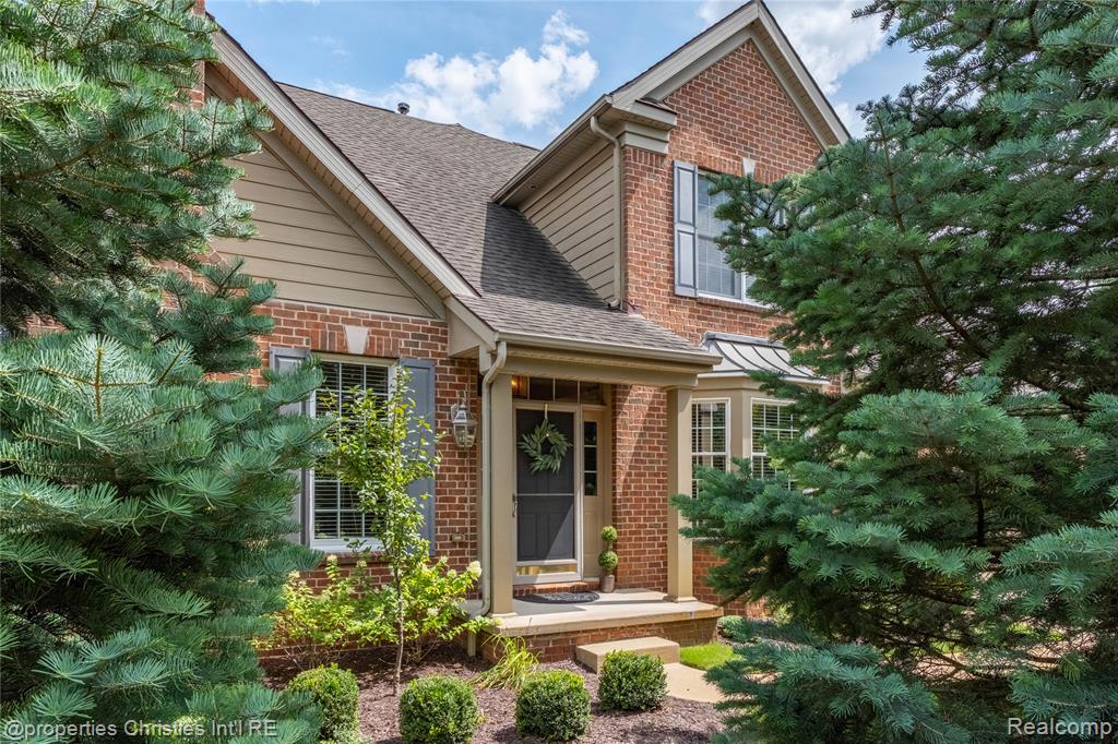 45042 Broadmoor Circle — photo