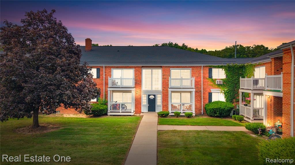 2405 Torquay Avenue 207 — photo