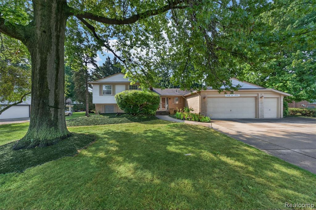 6611 Cottonwood Knoll Court — photo
