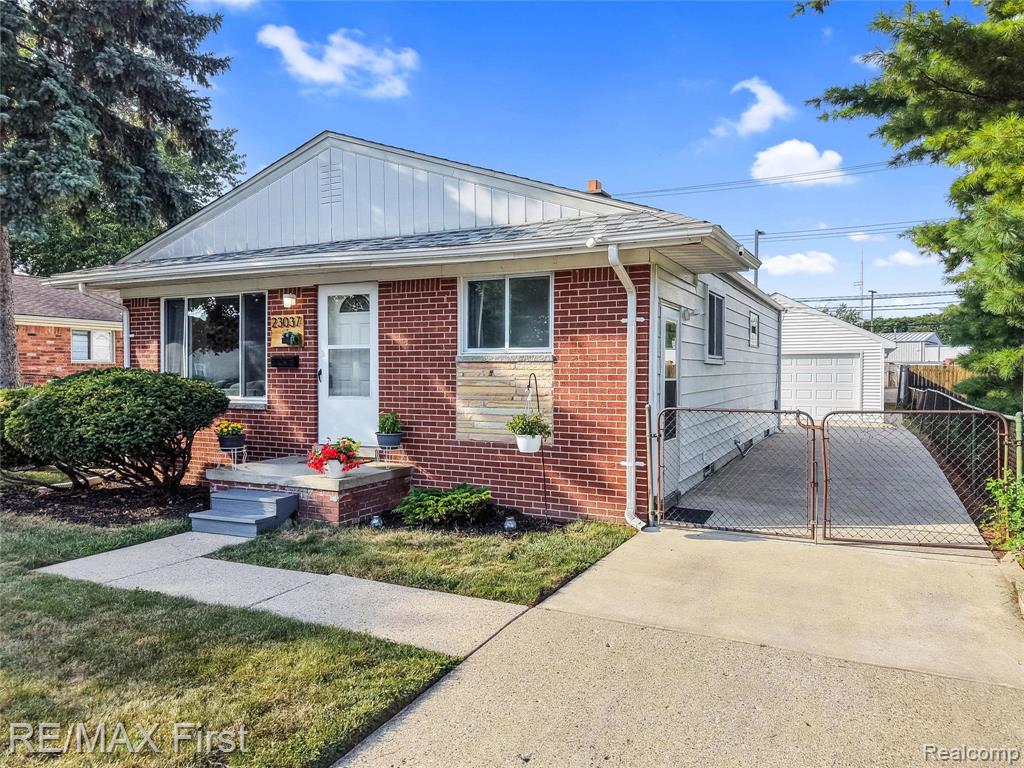 23037 Hoffman Street — photo