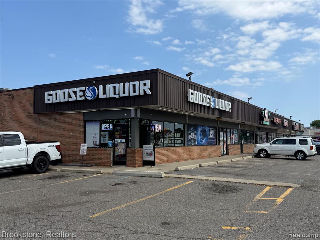 4043 17 Mile Road — photo