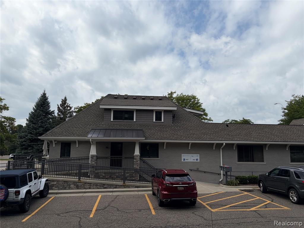 401 E Grand River Avenue — photo