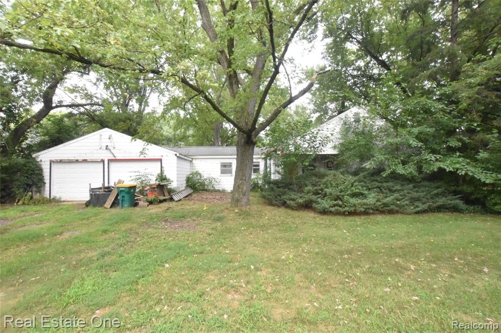3482 W Maple Road — photo