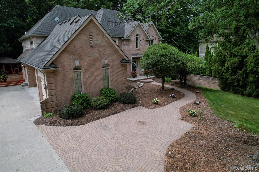 1733 Apple Ridge Court, Rochester Hills, MI 48306 — photo 2