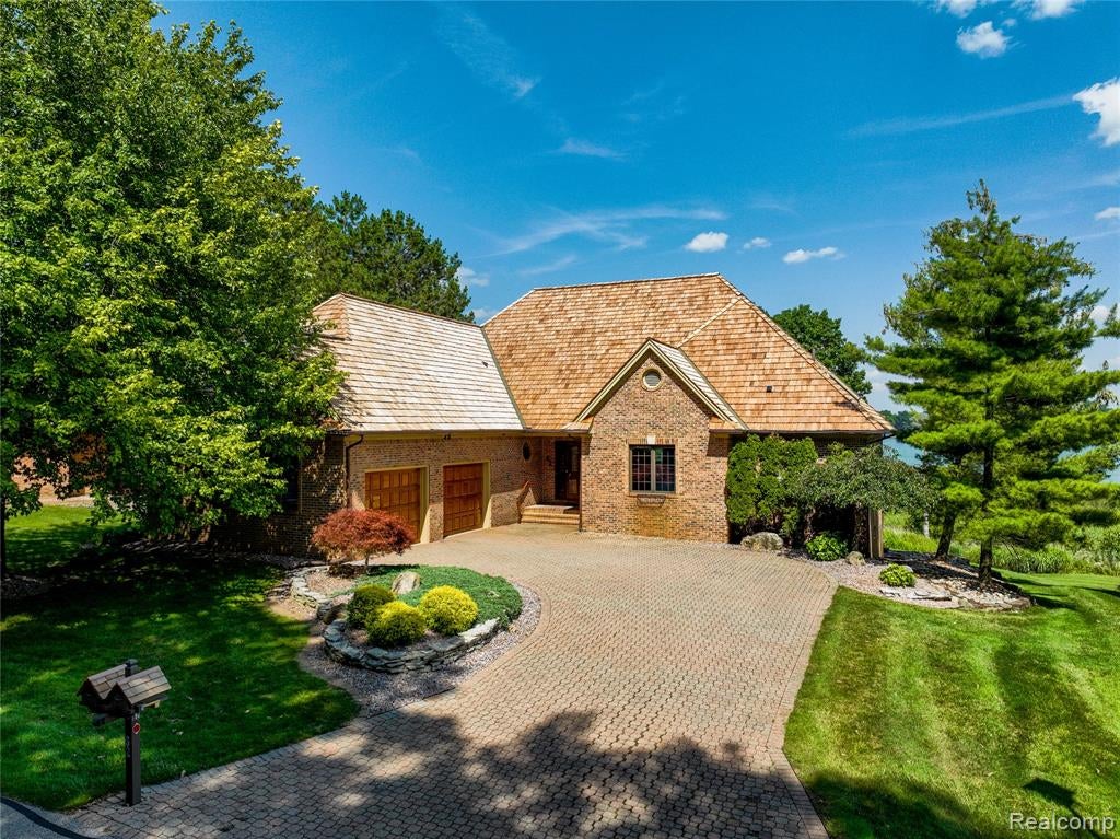 62 Chateaux Du Lac Drive — photo