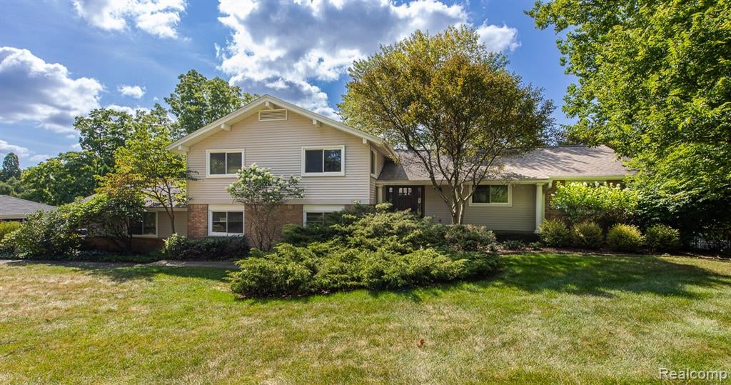 1050 Top View Road — photo