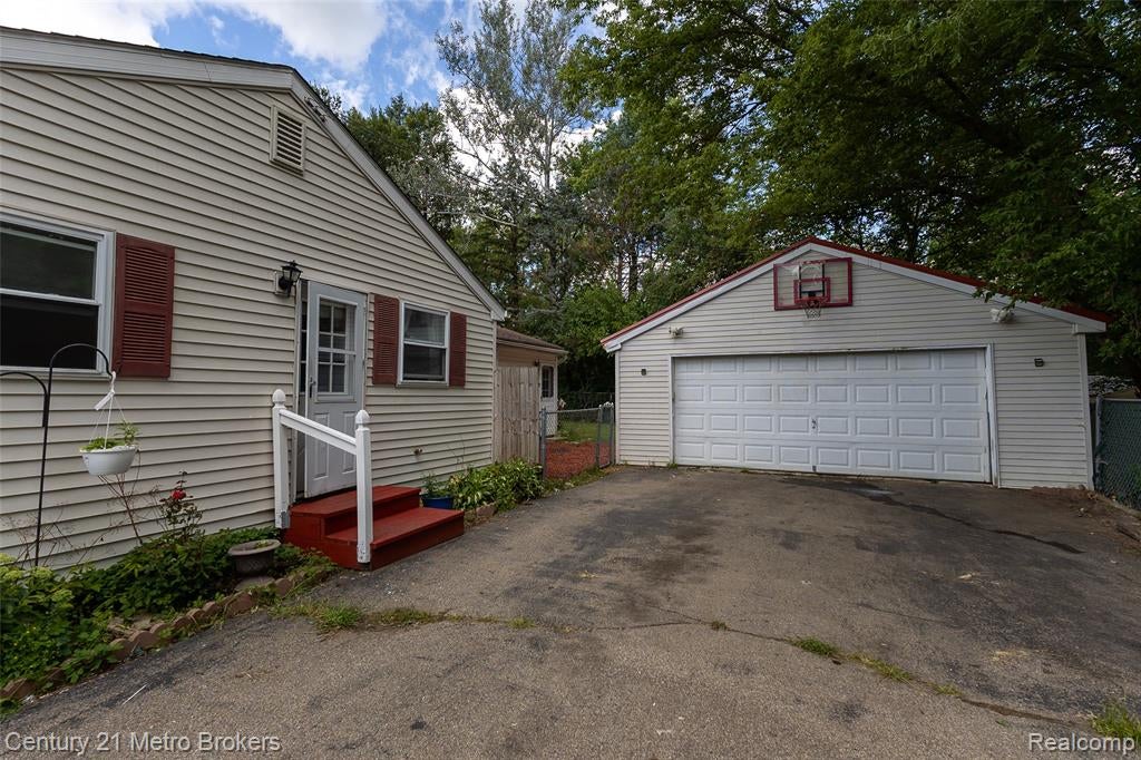 5101 Marilyn Drive — photo
